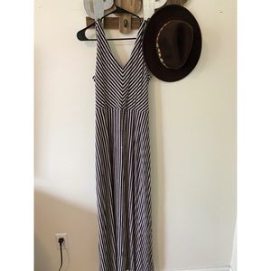 👗 Adrienne Vittadini Maxi Tank V-Nack Dress 👗